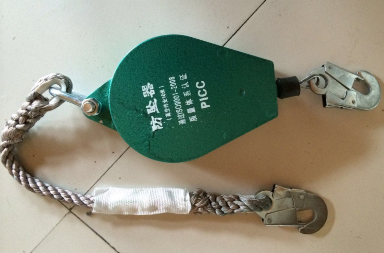 高空作業驚險一幕，十二樓無防具擦外窗玻璃